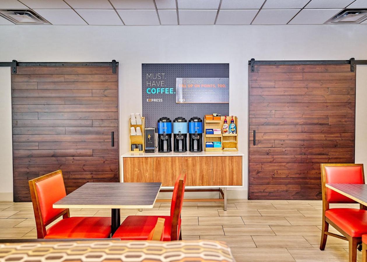 Holiday Inn Express Charleston-Civic Center By Ihg Eksteriør bilde